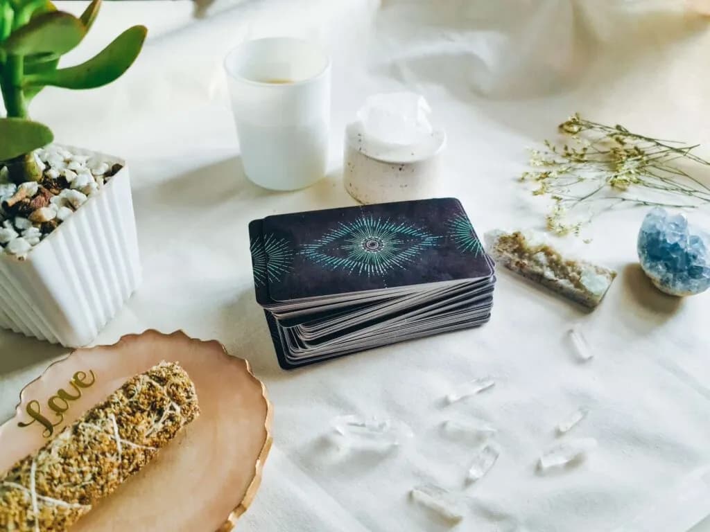 Co to tarot? Odkryj tajemnice kart i ich znaczenie w wróżeniu
