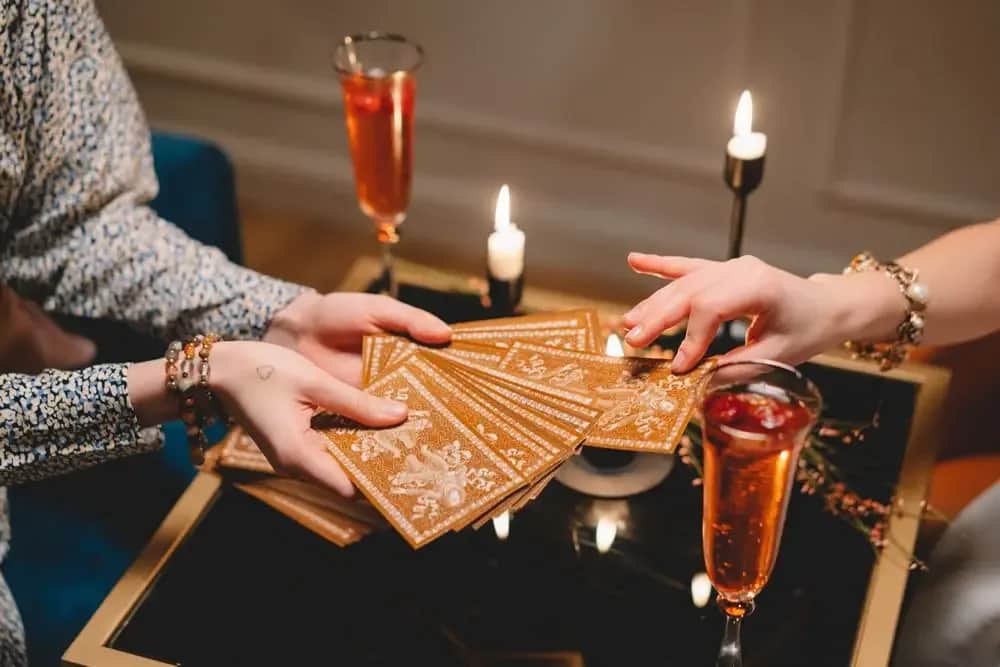 Ile jest kart w talii tarota? Poznaj tajemnice kart i ich znaczenie