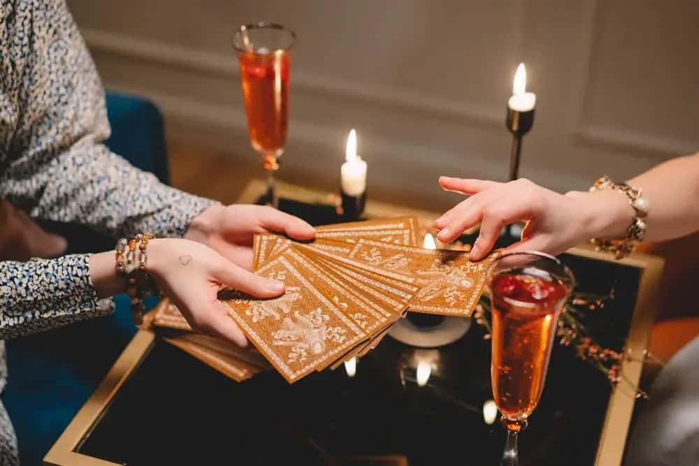 Ile jest kart w talii tarota? Poznaj tajemnice kart i ich znaczenie