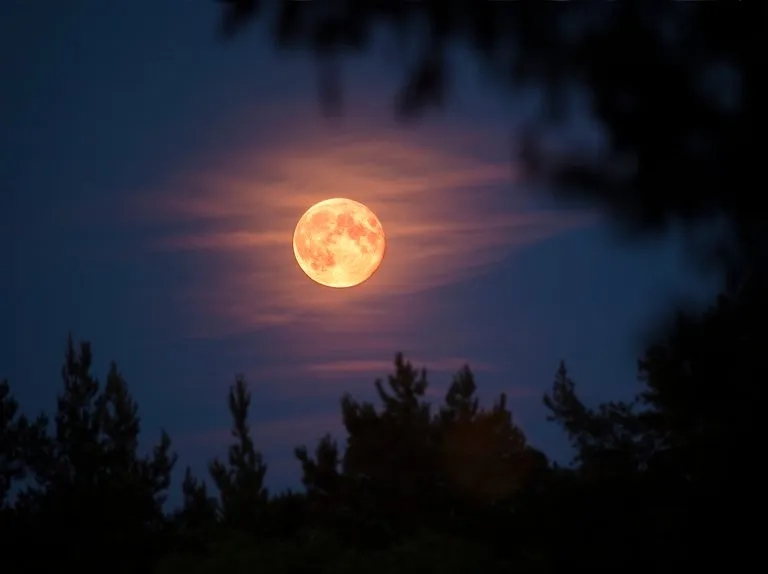 Księżyc w astrologii: Jak wpływa na twoje emocje i pragnienia
