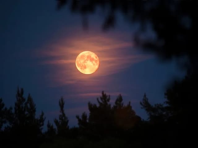 Księżyc w astrologii: Jak wpływa na twoje emocje i pragnienia