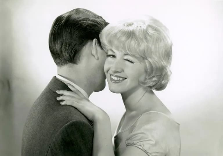 Co oznacza sen o przytulaniu? Odkryj emocjonalne znaczenie snu