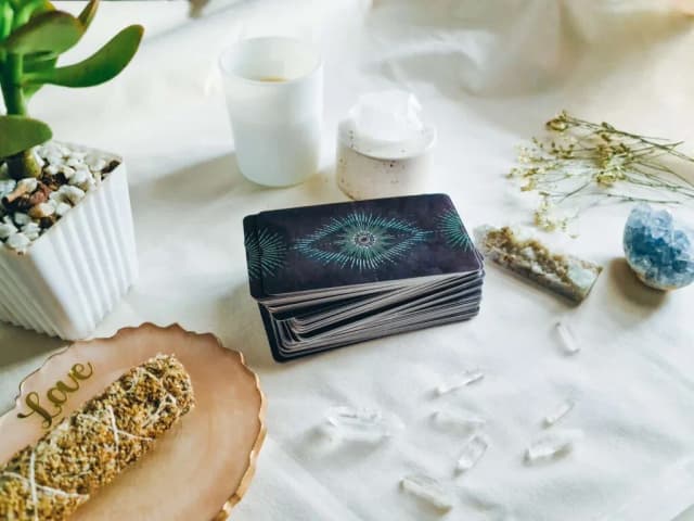 Co to tarot? Odkryj tajemnice kart i ich znaczenie w wróżeniu